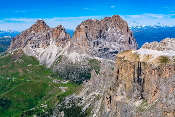 vista del grupo langkofel o grupo sassolungo en los dolomitas y el paso del sella. - sella pass fotografías e imágenes de stock