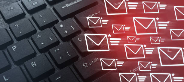 tastiera del computer con icone di posta indesiderata. - spam computer hacker computer keyboard e mail foto e immagini stock