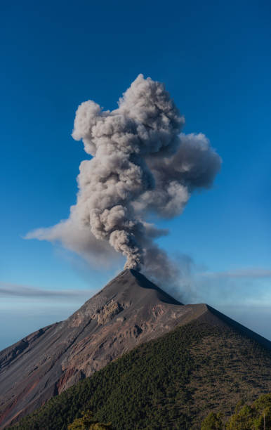 извержение вулкана фуэго в гватемале - volcano erupting lava fire стоковые фото и изображения