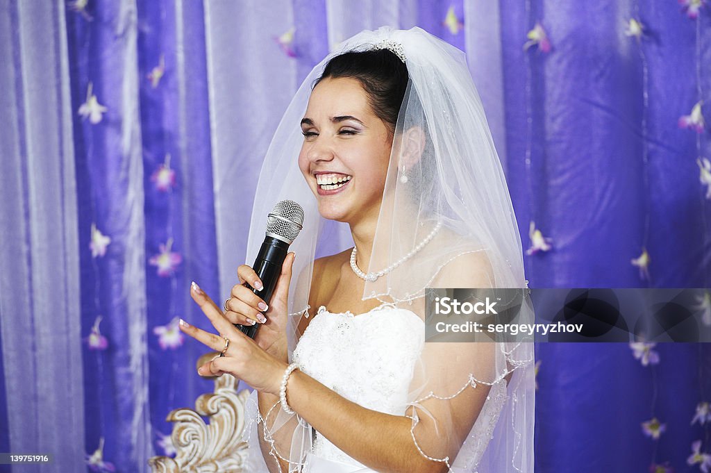 Joyful Невеста говорит на банкет - Стоковые фото Речь роялти-фри
