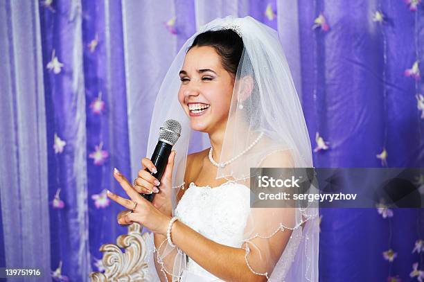 Joyful Невеста Говорит На Банкет — стоковые фотографии и другие картинки Речь - Речь, Невеста, Женщины