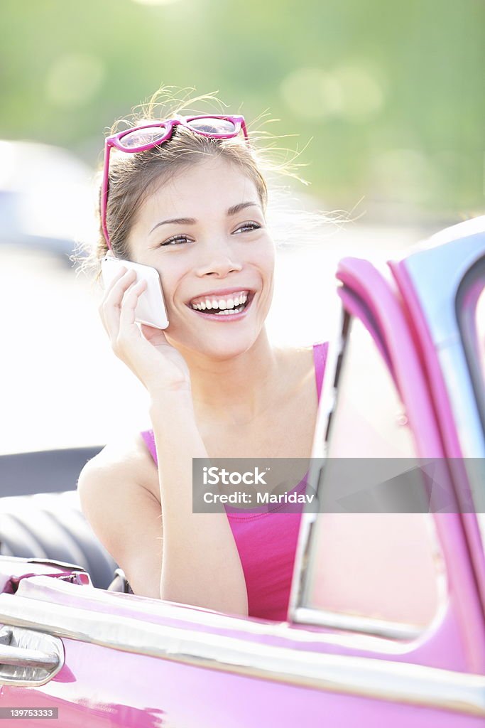 Mulher Vintage no Carro - Royalty-free A usar um telefone Foto de stock