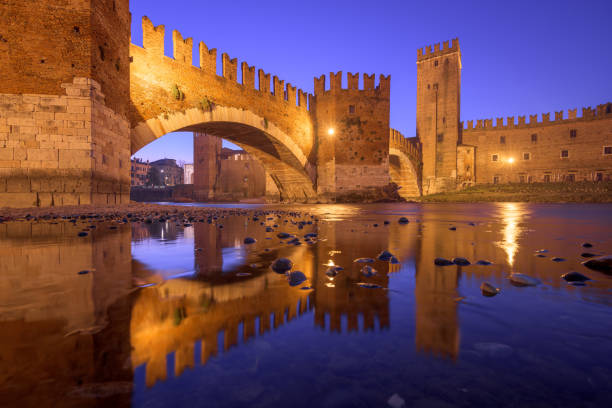 castelvecchio puente sobre el río de adige en verona, italia - veneto fotografías e imágenes de stock