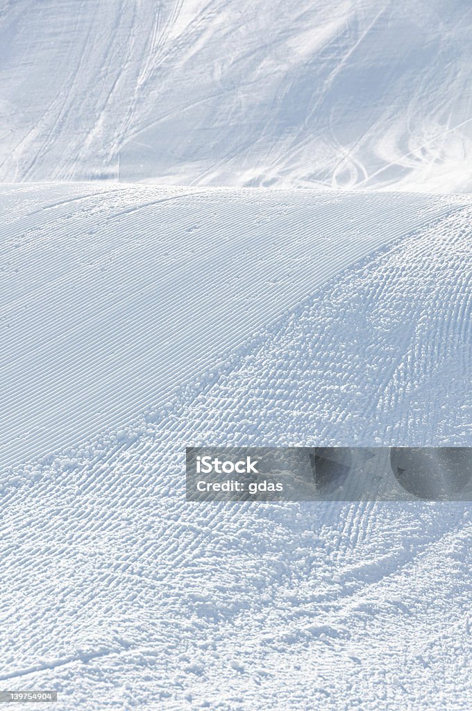 山岳スロープでは、スキーとスノーボードのトラック - まぶしいのロイヤリティフリーストックフォト