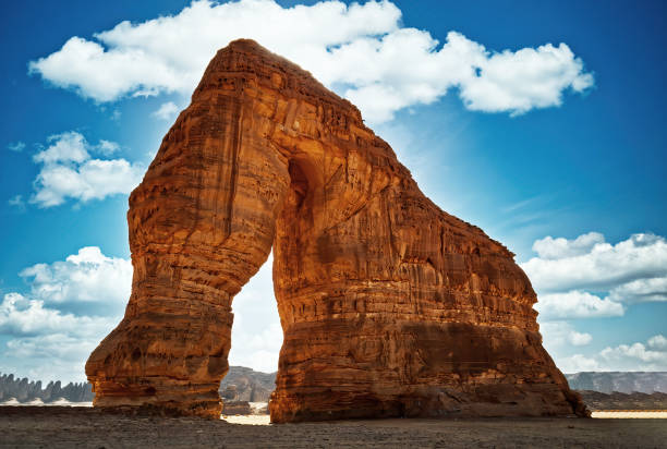 famosa roca elefante en al-ula, arabia saudita. - medinah temple fotografías e imágenes de stock