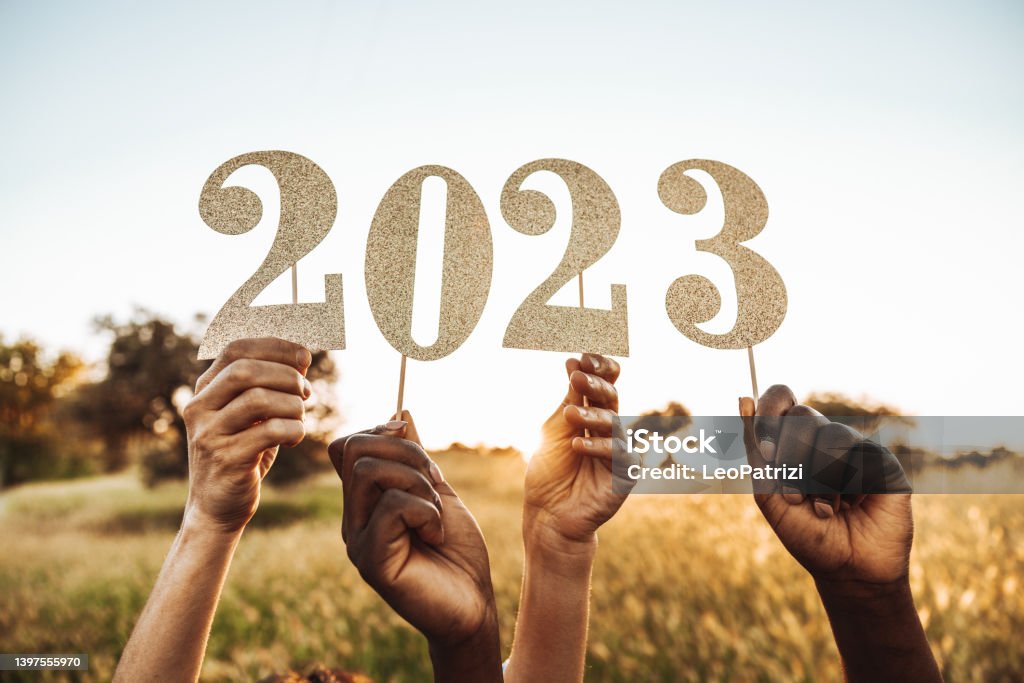 Celebrating the end of the year! Group of friends celebrating together the end of 2022 and the new beginning in 2023. 2023 Stock Photo
