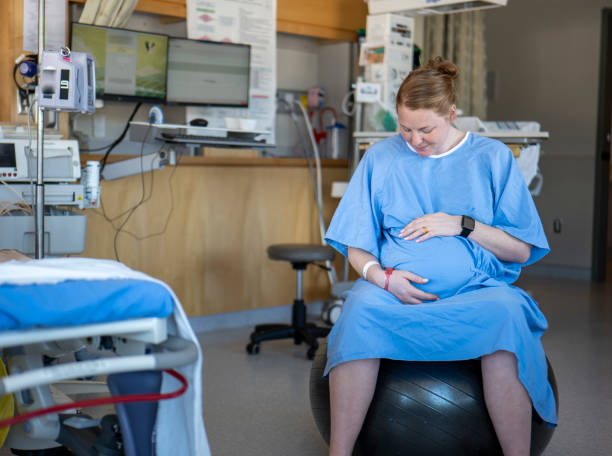 Labour Woman in labour on a yoga ball fitness ball stock pictures, royalty-free photos & images