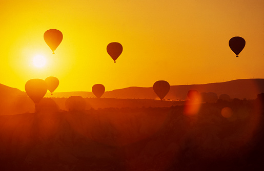 Globos aerostáticos en el cielo antes de lanzarse en la montaña Capadocia Turquía photo