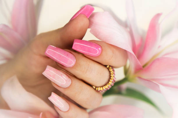 розовое удлиненное наращивание ногтей. - fingernail acrylic women beauty стоковые фото и изображения