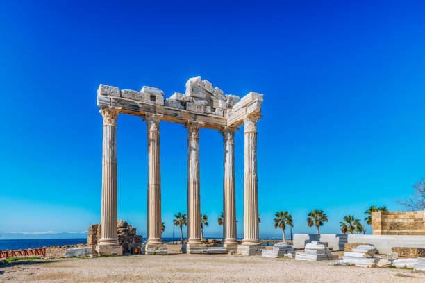 Temple of Apollo ruins in Side, Antalya, Turkey The Temple of Apollo is located at the end of Side's peninsula. Side is a city on the southern Mediterranean coast of Turkey. It includes the modern resort town and the ruins of the ancient city of Side, one of the best-known classical sites in the country. temple of apollo antalya province stock pictures, royalty-free photos & images