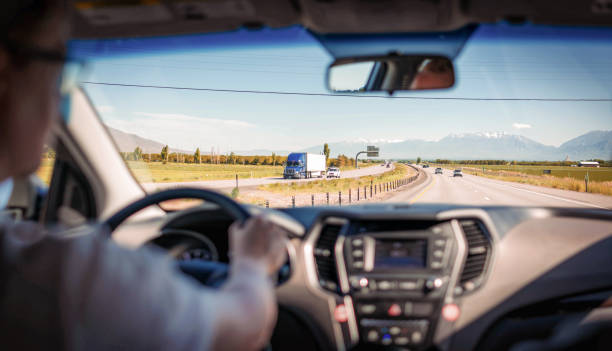 ワイドスクリーンのアメリカの高速道路の旅 - highway 99 ストックフォトと画像