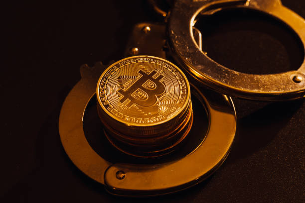 pila de bitcoins - golden handcuffs fotografías e imágenes de stock