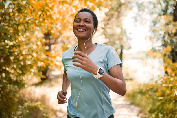 corridore donna afroamericana che si esercita all'aperto - running jogging african descent nature foto e immagini stock