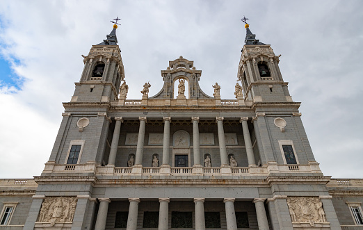 A picture of the Catedral de la Almudena.