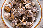 shiitake-pilze-auf-holz-hintergrund.jpg?b=1&s=170x170&k=20&c=g_Y-iqisTGUPkDS-GI4_FYYS0QepGDVby-s-AS5Azw0=