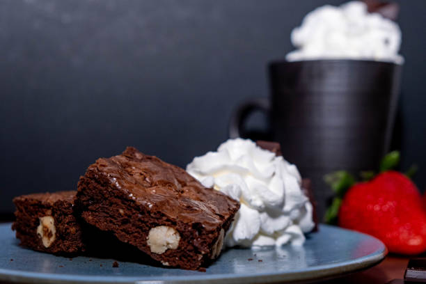 brownies and wipped cream with strawberries - wipped cream imagens e fotografias de stock