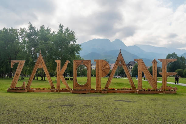 zakopane/poland - september 14, 2021: inscription 'zakopane' - city name of the most popular touristic city in tatra mountains. inscription is made of wood with traditional polish highlander's culture decor. this inscription is placed in the city park in - ridge mountain wilderness area poland imagens e fotografias de stock