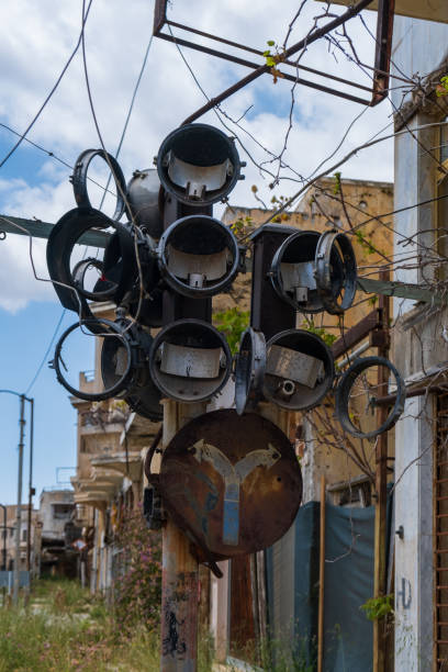 lampadaires abandonnés et panneaux de signalisation dans les rues désertes de la ville fantôme de varosha famagouste, chypre - hotel occupation photos et images de collection