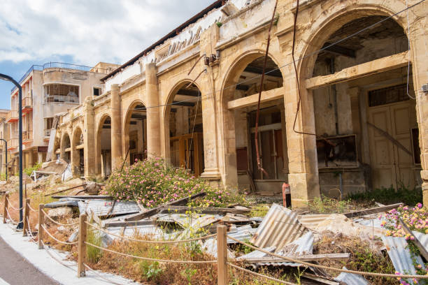 заброшенные здания и дикая растительность в курортном городе-призраке вароша фамагуста, кипр - hotel war стоковые фото и изображения