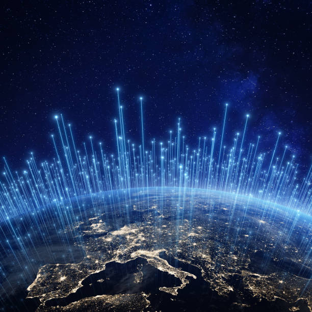 globalna sieć komunikacyjna nad europą widziana z kosmosu. internetowe połączenie komórkowe i technologia telekomunikacji satelitarnej na całym świecie. elementy z nasa. - computer network satellite view planet communication zdjęcia i obrazy z banku zdjęć