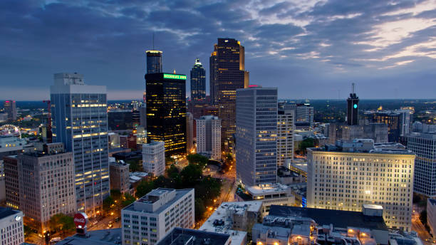 prise de vue par drone de pre dawn downtown atlanta, géorgie - georgia state photos et images de collection