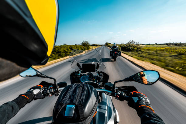 ライダーの視点から見た自然の中での道路に乗る冒険 - motorcycle handlebar road riding ストックフォトと画像