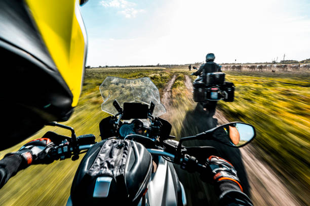 aventura cavalgando em uma estrada rural vista de um ponto de vista pessoal - motorcycle handlebar road riding - fotografias e filmes do acervo