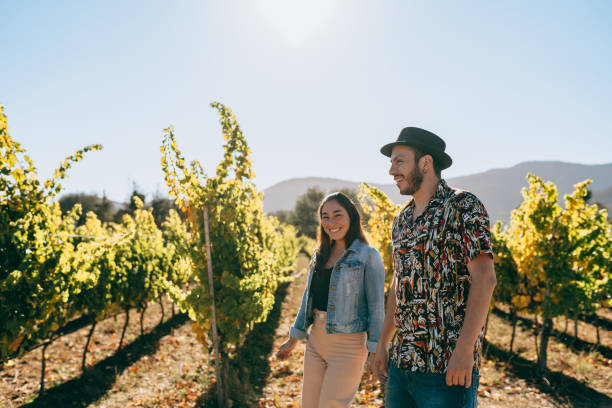 pareja visitando un viñedo ecológico - fotos de viñedos chilenos fotografías e imágenes de stock