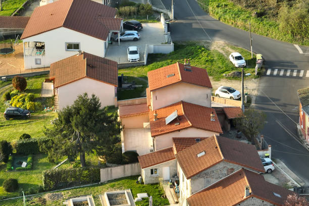 вид с воздуха жилых домов в зеленой пригородной сельской местности - aerial view building exterior suburb neighbor стоковые фото и изображения