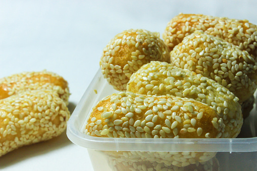 Sesame cake in a plastic mica container