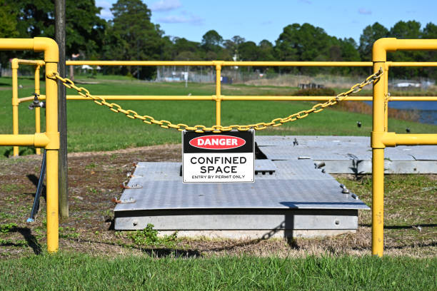 sinal de perigo espaço confinado - confined space safety danger sign - fotografias e filmes do acervo