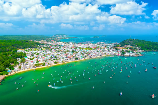 海とフーコック島のトイの町、ベトナムの木製漁船の航空写真。 - yacht harbor anchored bay ストックフォトと画像