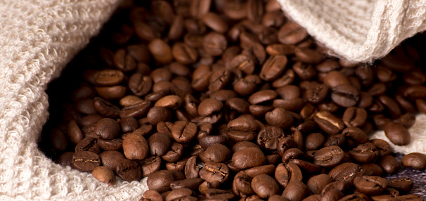 primer plano los granos de café