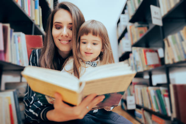 행복한 엄마와 아이가 도서관에서 책을 확인 - picture book library preschool bookshelf 뉴스 사진 이미지