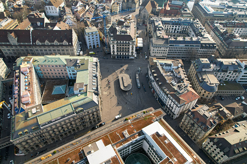 Vista aérea de la ciudad de Zúrich con la famosa Plaza del Desfile (Paradeplatz) en un día azul nublado de primavera. photo