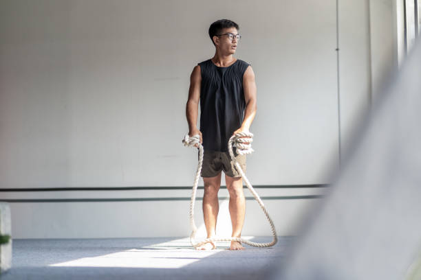 muscular asian man preparing to skip rope - choicesea 個照片及圖片檔