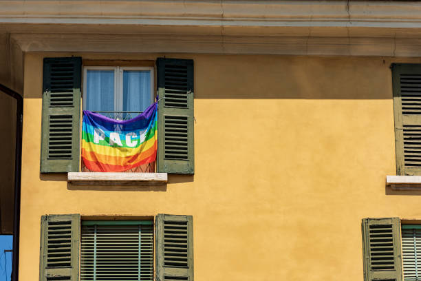 drapeau arc-en-ciel avec texte paix en langue italienne - italie europe - symbols of peace flag gay pride flag banner photos et images de collection