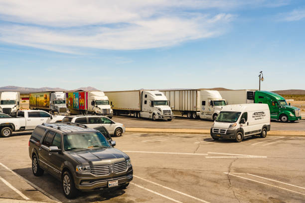 rest area for heavy trucks and cars. valley wells rest area southbound, rest stop in san bernardino county, california - asphalt highway desert valley imagens e fotografias de stock