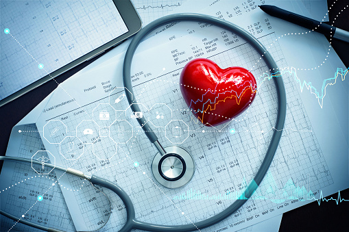 Forma de corazón rojo con estetoscopio e informe de latidos cardíacos del paciente y crecimiento del gráfico de datos comerciales de atención médica, cardiólogo, inversión médica y negocio de medicina. photo