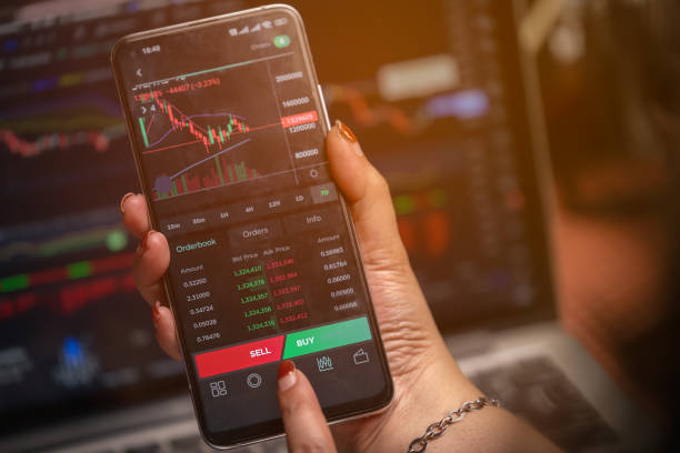 istock Women's hands are looking at data and making arbitrage trading on cryptocurrencies market on smart phones. 1397669004