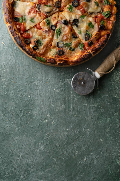 delicious vegetarian tomato and cheese pizza with greens - pepperoni pizza green olive italian cuisine tomato sauce imagens e fotografias de stock