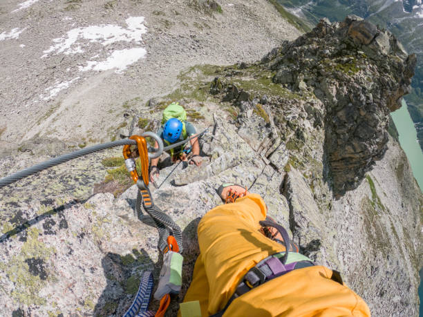 pov de parter escalador arriba, escalada masculina en via ferrata en los alpes suizos - switzerland hiking boot outdoor pursuit recreational pursuit fotografías e imágenes de stock