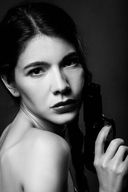 mulher com arma - gun women handgun armed forces - fotografias e filmes do acervo