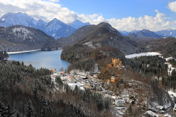 hohenschwangau 성이있는 alpsee 호수의 파노라마 전망. 바이에른, 독일, 유럽. - hohenschwangau castle 뉴스 사진 이미지