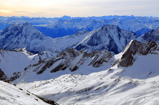 vista panorámica de la montaña de nieve desde zugspitze - el punto más alto de alemania. los alpes, alemania, europa. - zugspitze mountain snow cross shape cross fotografías e imágenes de stock