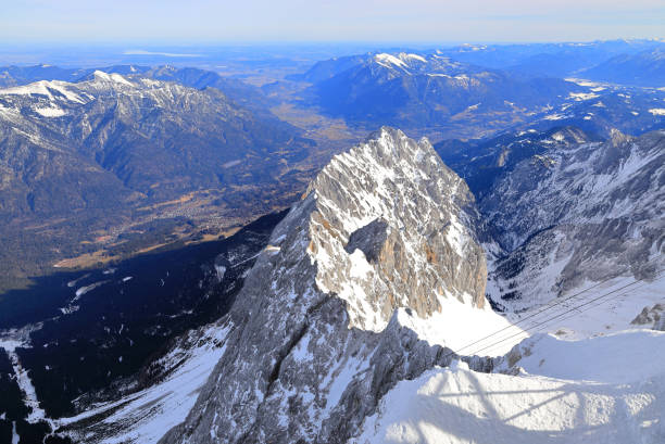 vista panorámica de la montaña de nieve desde zugspitze - el punto más alto de alemania. los alpes, alemania, europa. - zugspitze mountain snow cross shape cross fotografías e imágenes de stock