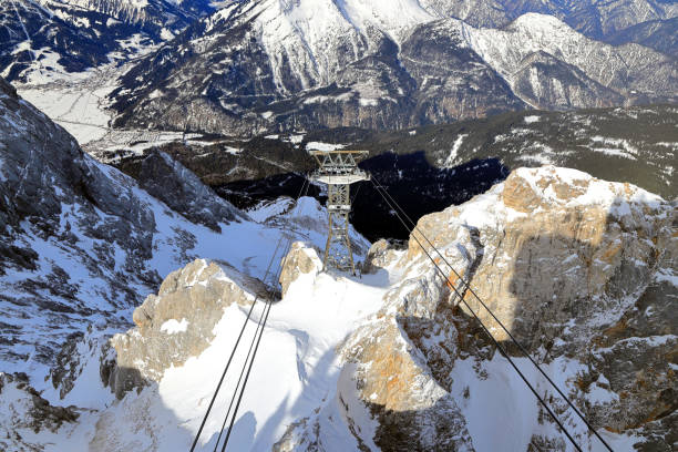 vista panorámica de la montaña de nieve desde zugspitze - el punto más alto de alemania. los alpes, alemania, europa. - zugspitze mountain snow cross shape cross fotografías e imágenes de stock