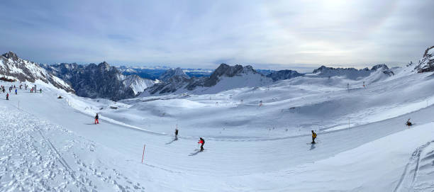 vista panorámica de la montaña de nieve desde zugspitze - el punto más alto de alemania. los alpes, alemania, europa. - zugspitze mountain snow cross shape cross fotografías e imágenes de stock