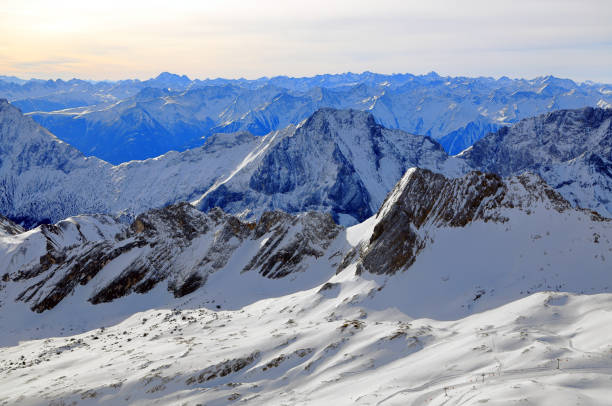 vista panorámica de la montaña de nieve desde zugspitze - el punto más alto de alemania. los alpes, alemania, europa. - zugspitze mountain snow cross shape cross fotografías e imágenes de stock