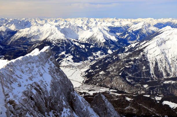 vista panorámica de la montaña de nieve desde zugspitze - el punto más alto de alemania. los alpes, alemania, europa. - zugspitze mountain snow cross shape cross fotografías e imágenes de stock